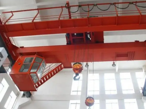 雙梁行車變頻器控制中如何實現行車的正反轉、升降、行走等基本操作？