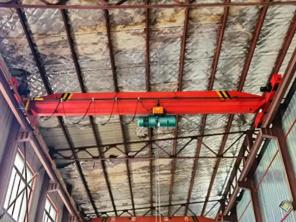 在變頻器控制中如何實現單梁行車的速度調節和位置精確控制？